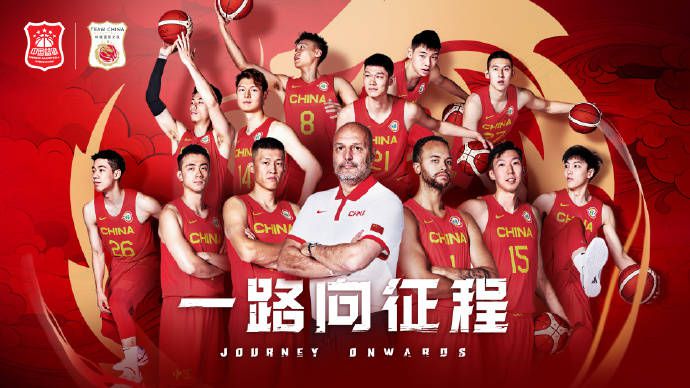 环形投影幕布翻卷，巨大的红色帷幕从银幕两端徐徐升起